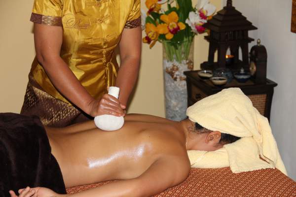 Thai Kräuterstempel Massage im Rückenbereich