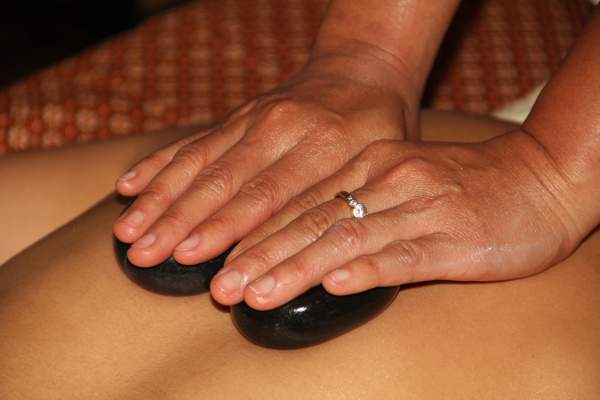 Lav-Steine bei Hot-Stone-Massage auf Rücken