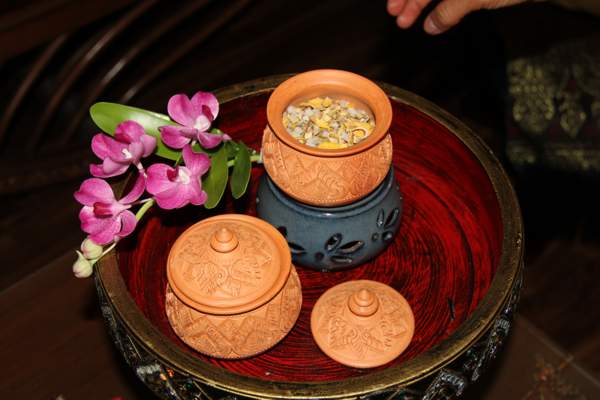 Hochwertige Essenzen, Salze und Kräuter für eine Original Thaimassage
