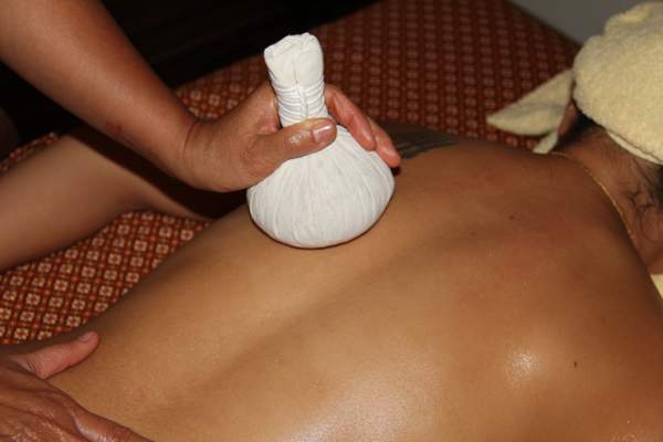 Stimulation des Blutkreislaufs mit heißen Kräuterstempeln