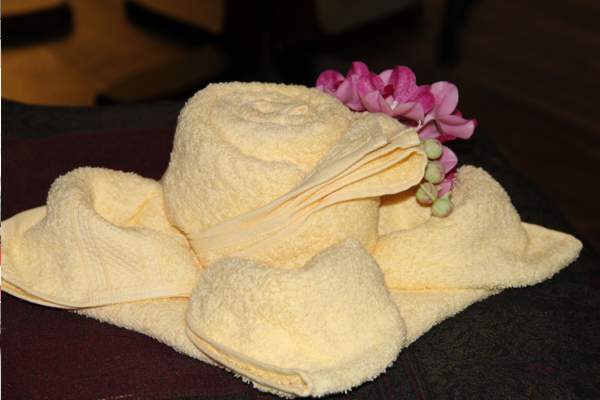 Handtuch-Dekoration auf Massageliege