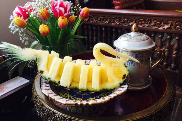 Frisches Obst und thailändischer Tee nach der Massage